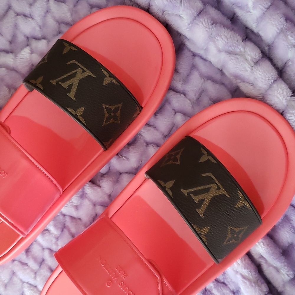 Louis Vuitton Sunbath Coral Rubber Canvas Mule - Picture 4 of 16
